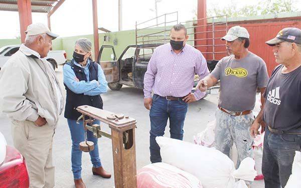 Entrega Alcaldesa Gladys fertilizante a campesinos