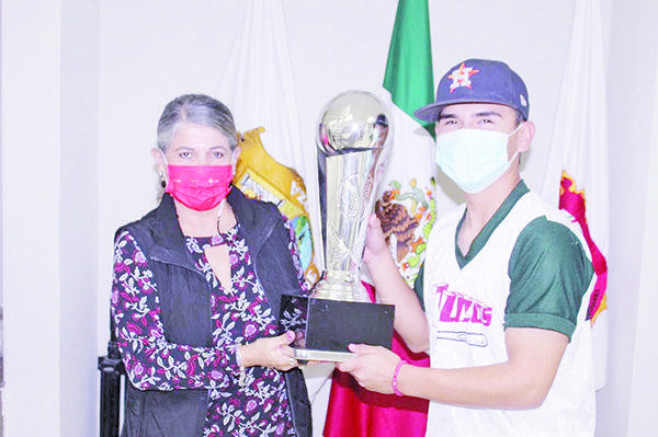 Premia Gladys a softbolistas