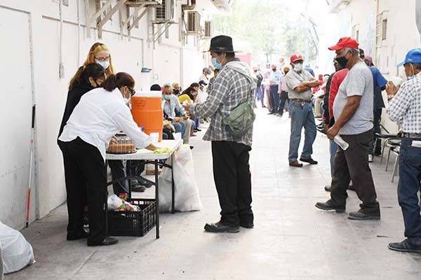 Agradecen pensionados trato humano de Paredes