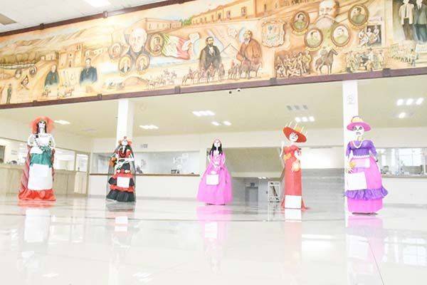 Lucen catrinas en pasillos de alcaldía
