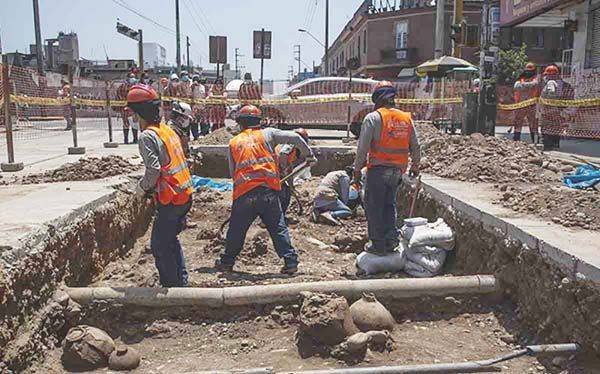 Hallan restos de cementerio prehispánico bajo una calle de Lima