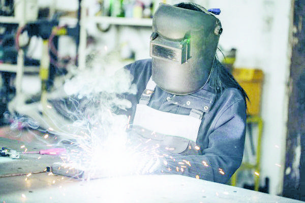 Contratará empresa a mujeres soldadoras