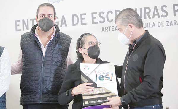 Entrega MARS 241 escrituras a familias