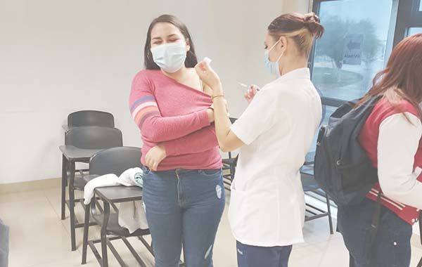 Aplican en la Politécnica vacuna contra influenza