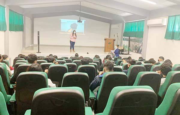 Orientan a estudiantes en maltrato de género