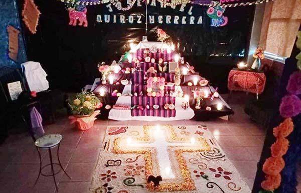 Fortalecen tradición promoviendo altares