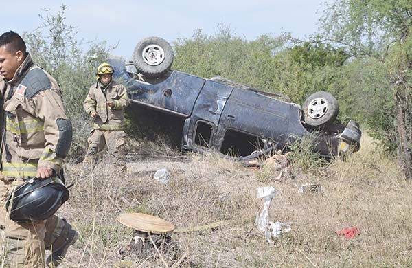 Padre e hijo resultan heridos en volcadura