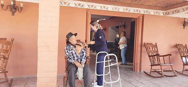 Vacunan a usuarios del asilo de ancianos