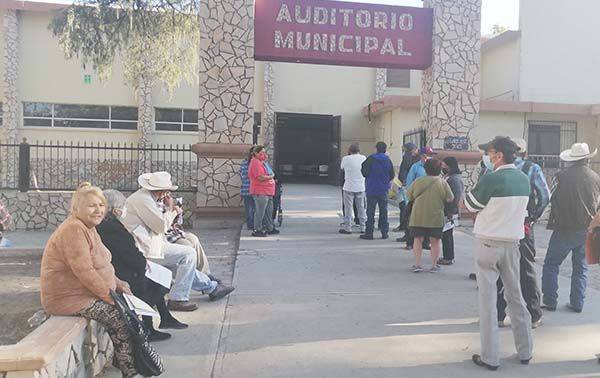 Entregan tarjetas Bienestar a beneficiarios de 65 y Más