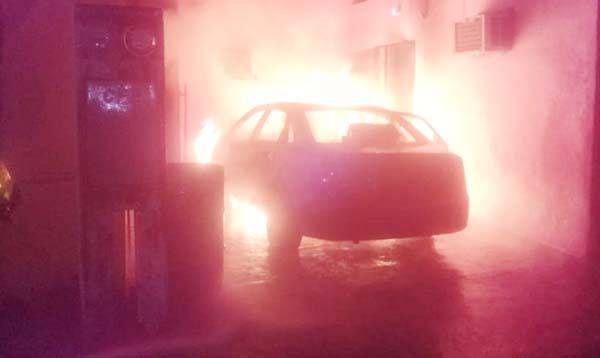 Se incendia vehículo resultó pérdida total
