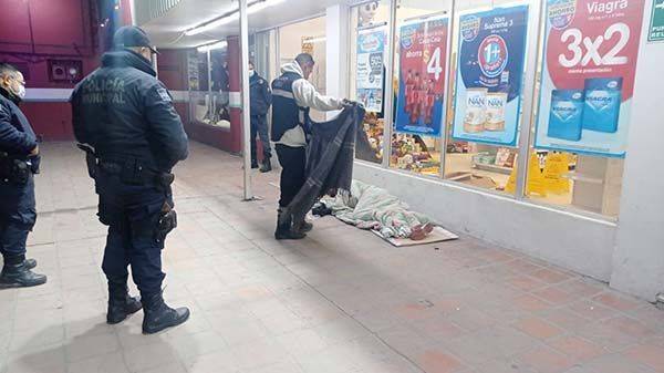 Apoyan a hondureño que dormía en la vía pública