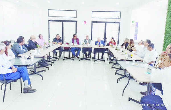 Se reúne Piña con notarios públicos