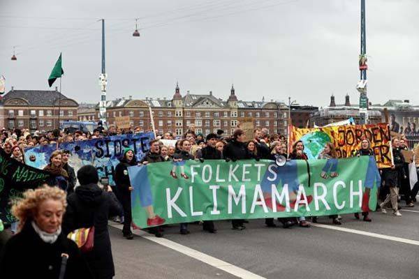 Marcha mundial por crisis climática mete presión en recta final de COP26