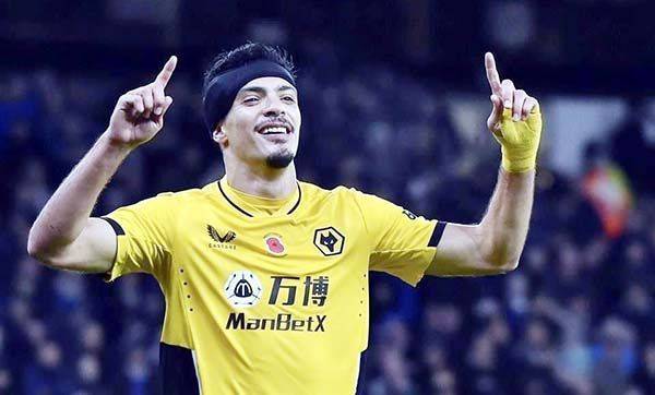 Anota Raúl y comanda triunfo del Wolverhampton