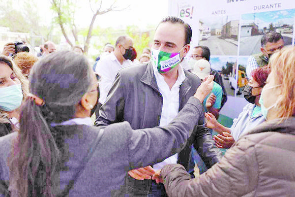 Entrega Manolo obras sociales en las colonias
