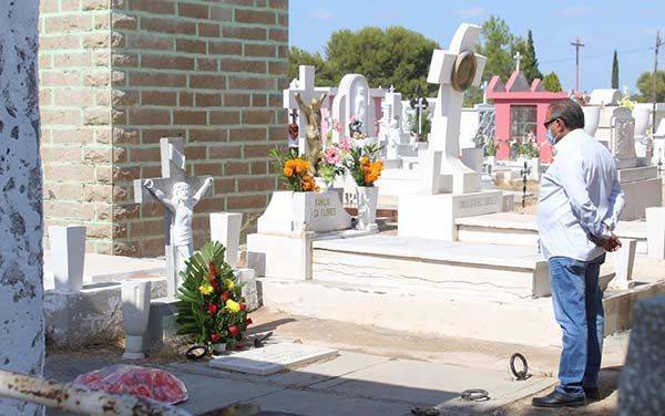 Retirarán en próximos días, flores naturales del panteón