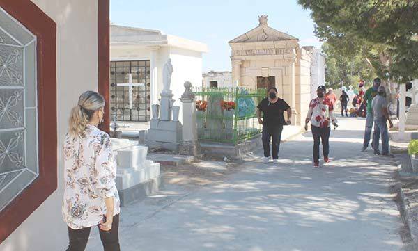 Cumplen visitantes de panteón con protocolo