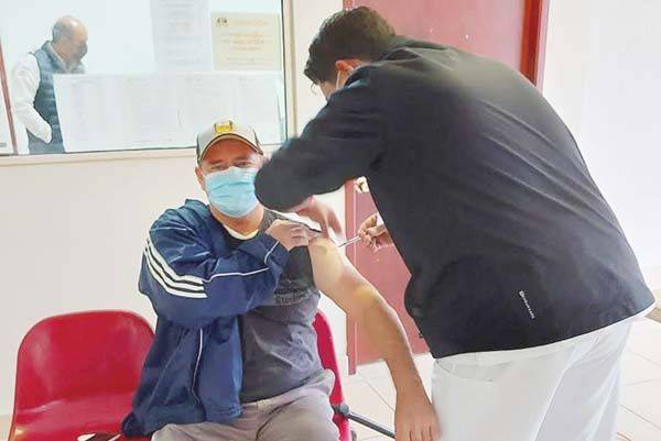 Personal municipal, primeros en vacunarse contra influenza