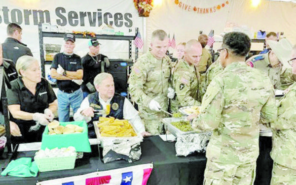 Gobernador de Texas visitó a los militares y les llevó tamales