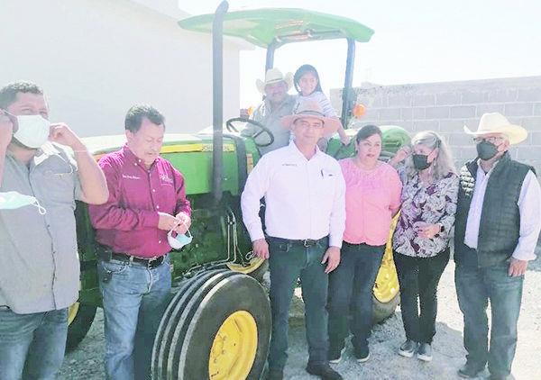 Entrega Secretario tractor en Abasolo