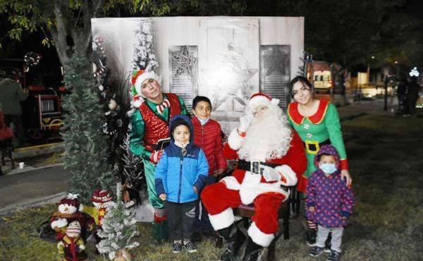 Disfrutan familias de la Villa Navideña