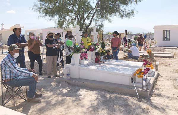 Se reencuentran familias durante Día de Muertos