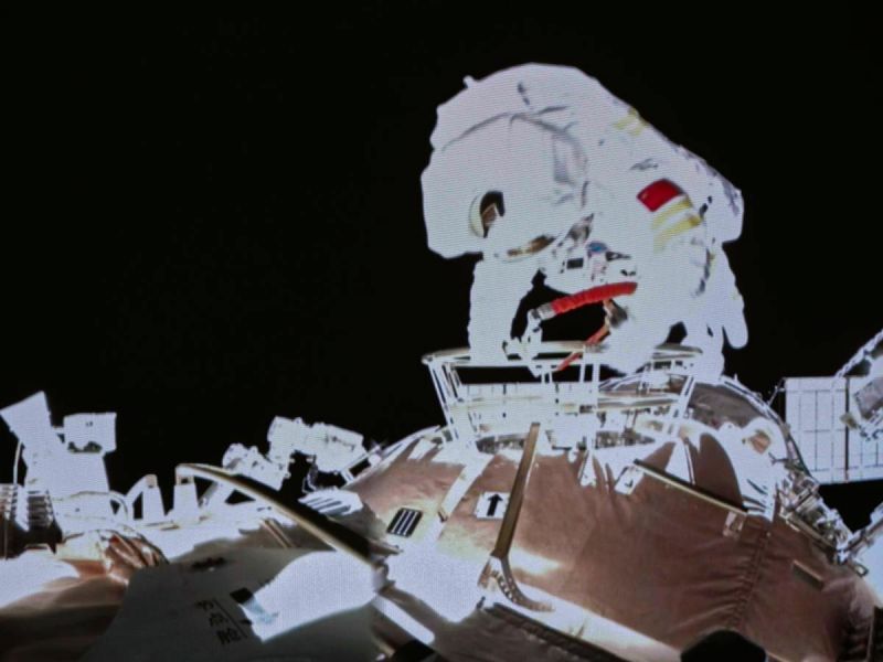 Wang Yaping, la primera mujer china que realiza una caminata espacial