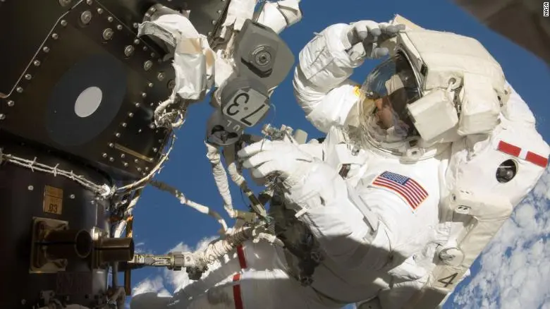 Astronautas de la NASA se preparan para una caminata espacial poco después de una prueba antisatélite rusa que dejó escombros