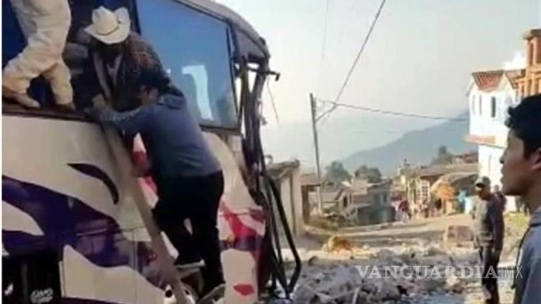 Reportan 19 muertos y 30 heridos tras choque de autobús contra casa en Edomex (VIDEO)