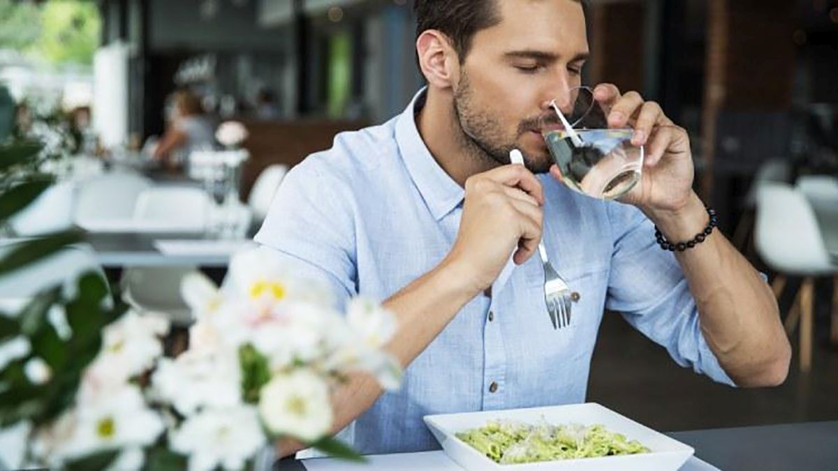 ¿Es bueno beber agua mientras comemos?