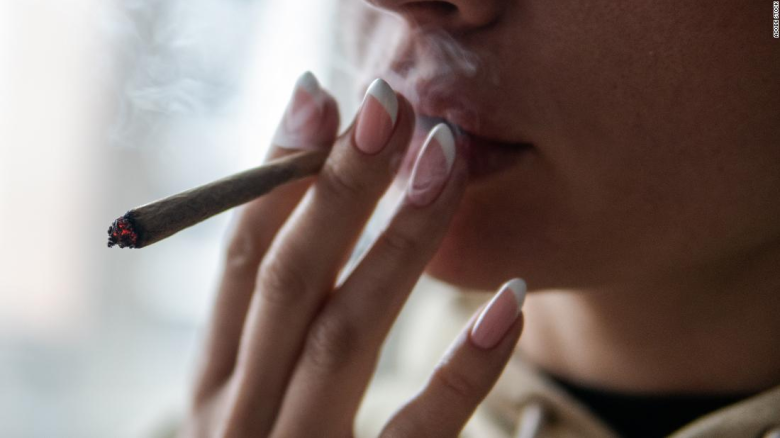 Consumir cannabis durante el embarazo se vincula con la agresión y la ansiedad en los niños, sugiere un estudio