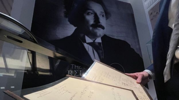 Einstein: manuscrito de la Teoría de la relatividad alcanza un precio récord en una subasta