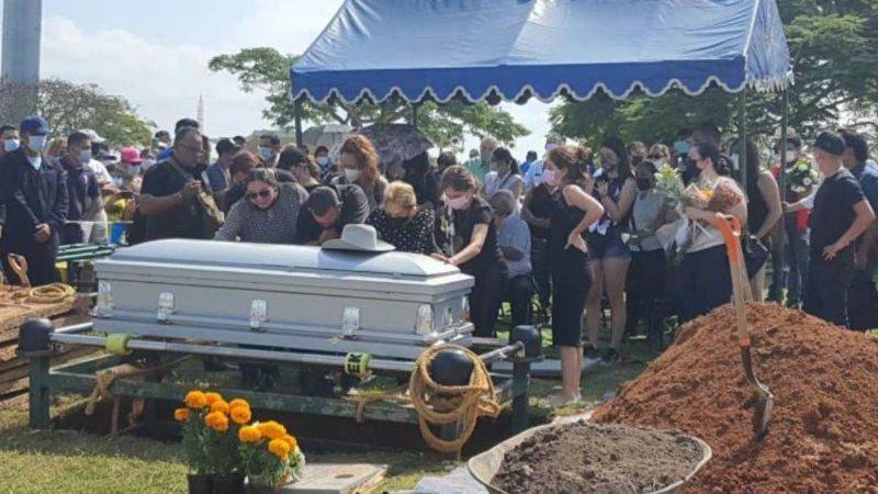 Entre canciones y gritos de «justicia» despiden en Tabasco al actor Octavio Ocaña (Video)