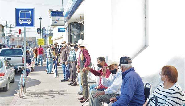 Esperan hasta 4 horas para cobrar aguinaldo