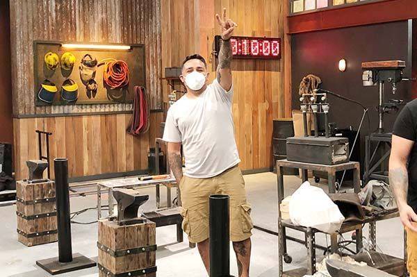 Avanza en reality show el herrero Sergio Baez