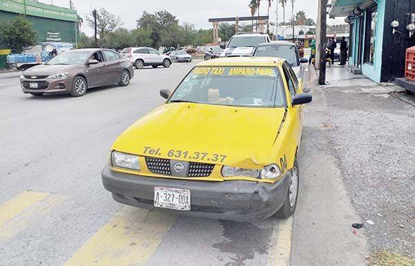 Atrabancado taxista choca en rotonda