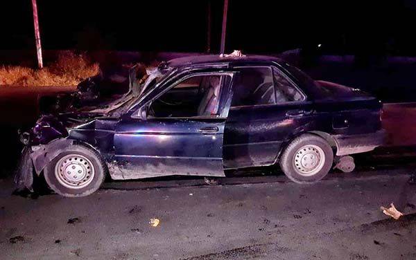 Termina carro debajo de tráiler