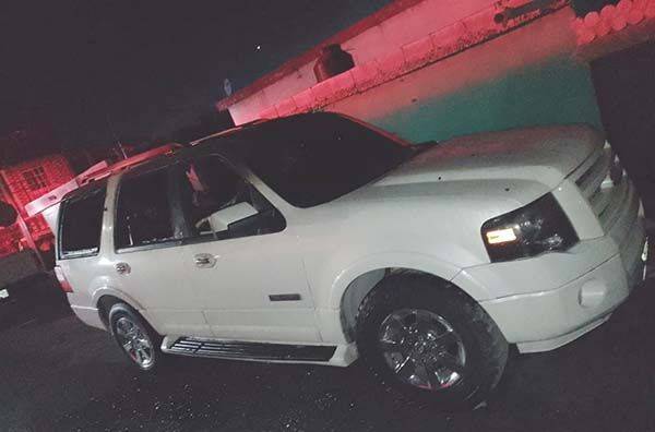 Pirómanos queman camioneta y huyen