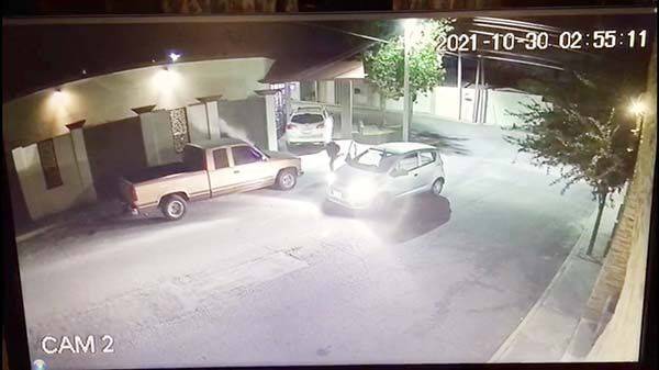 Captan a vándalos apedreando troca