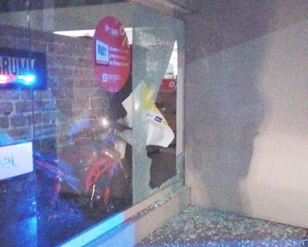 Dan cristalazo a Coppel para robar