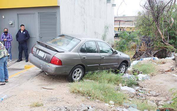 Se desvanece al volante y acaba en patio de casa