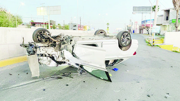 Se voltea auto en el Bulevar Pape