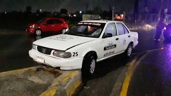 Embarra taxi contra camellón