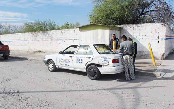 Choca taxi contra mujer