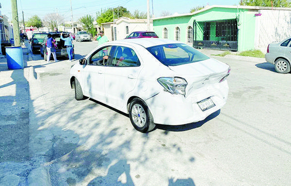 Frena detrás de carro