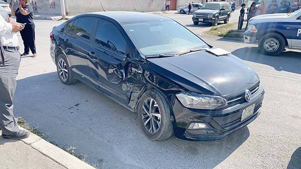 Arremanga auto al volarse un alto
