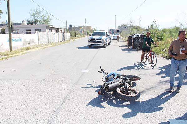 Motociclista acaba tirado en el suelo