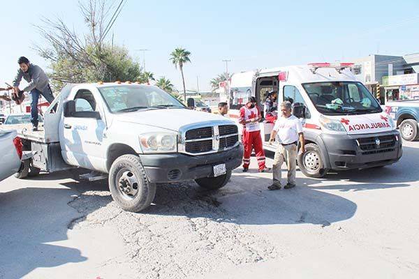 Atrabancado chofer impacta camioneta