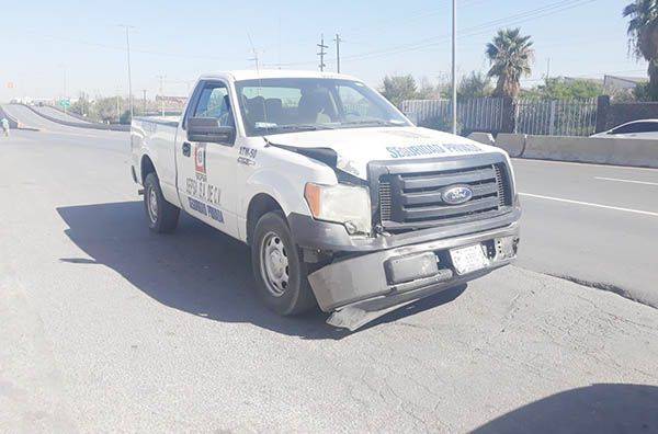Camioneta de seguridad choca en puente de AHMSA