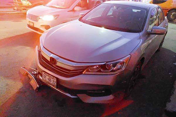 Mujer destroza auto en choque